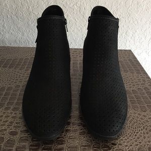 Earth Pineberry Breathable Ankle Boots - Black 12